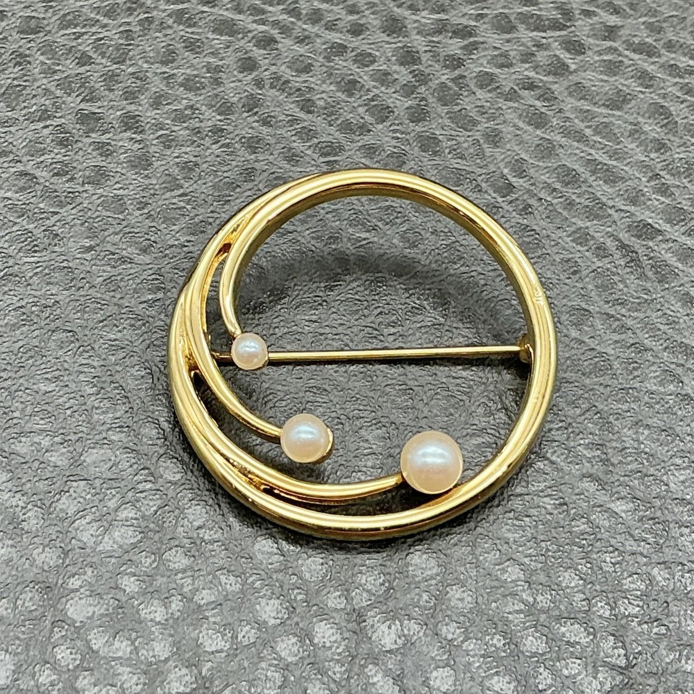 Vintage Monet Circle Brooch Pin Gold Tone Imitation Pearl Costume Jewelry